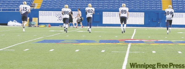 TREVOR.HAGAN@FREEPRESS.MB.CA
Winnipeg Blue Bombers receivers practise Sunday without Derick Armstrong.