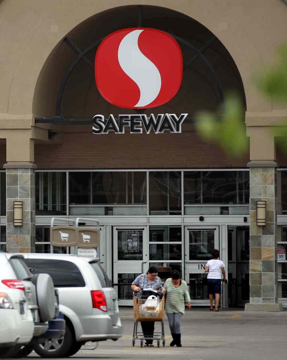 Phil Hossack / Winnipeg Free Press files
Nova Scotia-based Sobeys acquired Canada Safeway and its 213 stores for $5.8 billion in 2013.