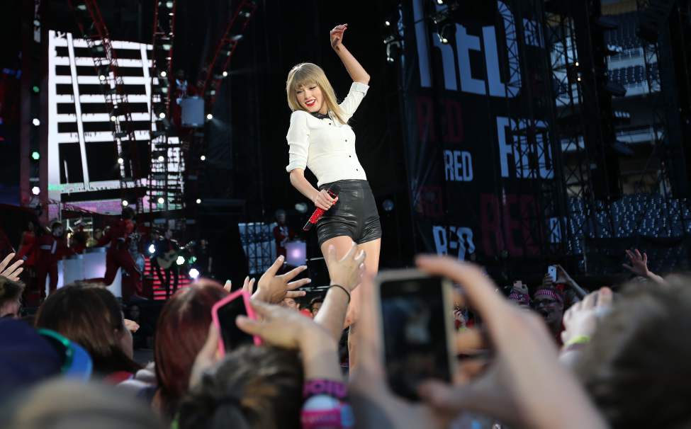 Trevor Hagan / Winnipeg Free Press
Taylor Swift dazzles her fans Saturday at Investors Group Field.