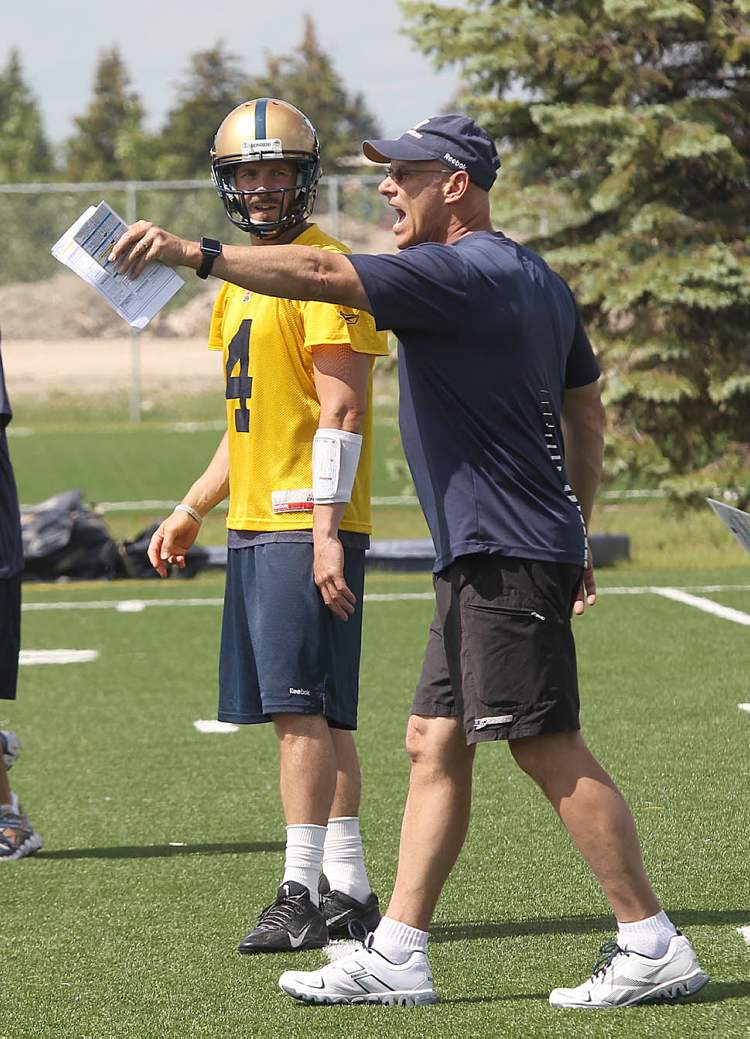 JOE BRYKSA / WINNIPEG FREE PRESS
Bombers offensive co-ordinator Gary Crowton barks instructions as QB Buck Pierce listens up Tuesday morning at practice.
