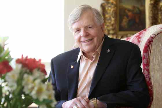 Ruth Bonneville / Winnipeg Free PressFormer Lieutenant Governor of Manitoba John Harvard in his home in Winnipeg in 2013.