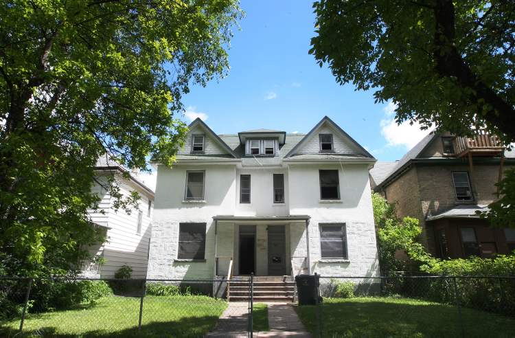 JOE BRYKSA / WINNIPEG FREE PRESS
This Spence Street building is rooming house has 18 suites.