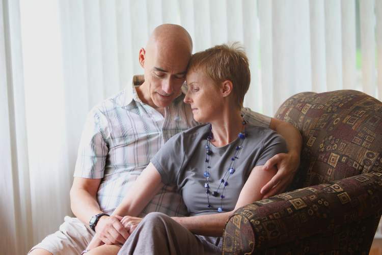 RUTH BONNEVILLE / WINNIPEG FREE PRESS
Columnist Lindor Reynolds shares a tender moment with her husband, Neil, after recently being diagnosed with brain cancer.