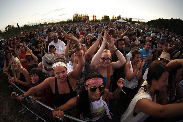 John Woods / Winnipeg Free Press
The sun sets over the closing day of the Winnipeg Folk Festival on Sunday, July 14, 2013.
