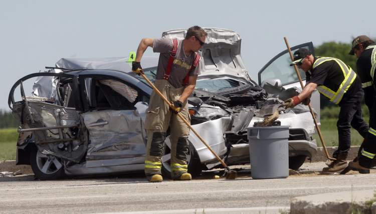 Crash injures 3 – Winnipeg Free Press