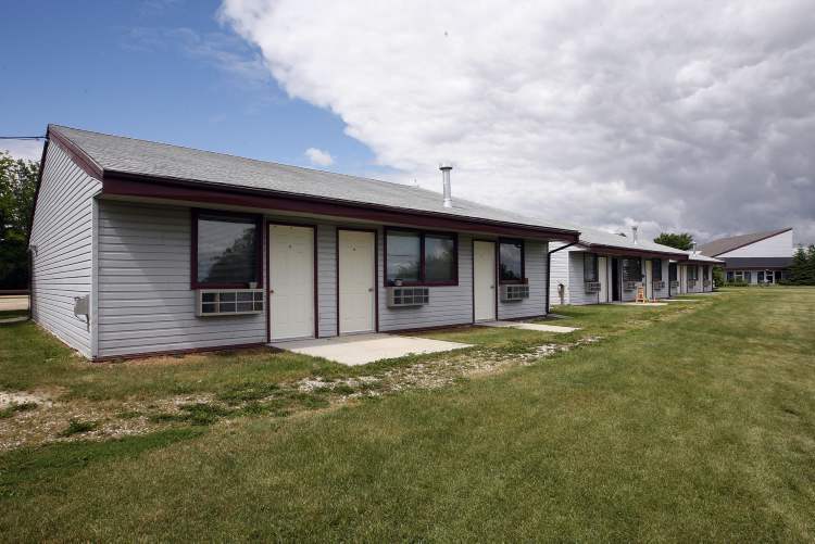 KEN GIGLIOTTI / WINNIPEG FREE PRESS
Misty Lake Lodge cottages near Gimli have become home to First Nation flood evacuees because they've been unable to return to their real homes since 2011. The fear of being displaced again weighs heavy on them.