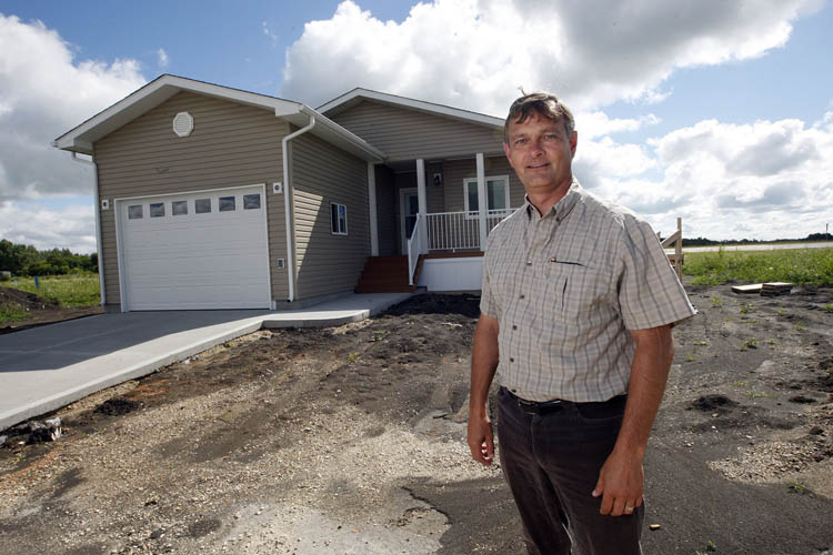 KEN GIGLIOTTI / WINNIPEG FREE PRESS
Blair Sonnichsen of Royal LePage Dynamic Real Estate in Winnipeg at a show home for the new 50-plus, modular-home condo development in Sanford called Meadowbrook Villas.