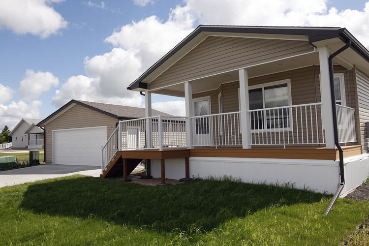 KEN GIGLIOTTI / WINNIPEG FREE PRESS
A show home for the new 50-plus, modular-home condo development in Sanford called Meadowbrook Villas.