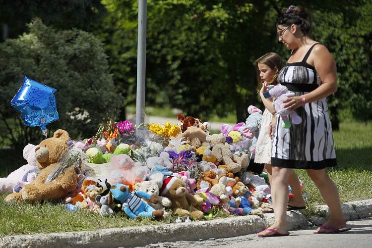 JOHN WOODS / WINNIPEG FREE PRESS Archives
Community grief over the deaths of Lisa Gibson and her two children is markedly different from other similar tragedies.