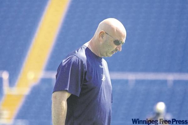 MIKE.APORIUS@FREEPRESS.MB.CA
Coach Mike Kelly at the Bombers' practice Tuesday. Fans' calls for his ouster are definitely premature, after just one tight, last-second loss on the road.