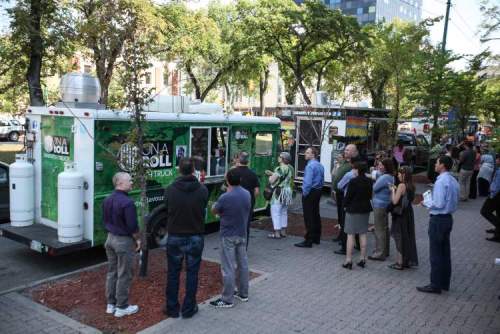 JESSICA BURTNICK / WINNIPEG FREE PRESS
The On a Roll food truck feeds people on Broadway Wednesday. Nine food trucks will be parked on Broadway, which will be re-named Manyfest Way, for the duration of the three-day festival that runs Sept. 6-8.