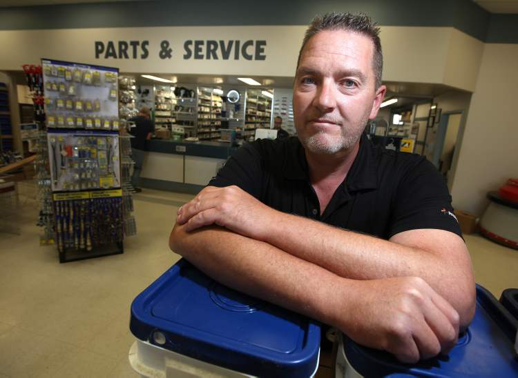 Phil Hossack / Winnipeg Free Press
Doug Redekop, a manager at Penner Farm Service in Blumenort, says his firm would take advantage of government funding to train workers.