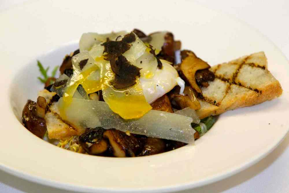 BORIS MINKEVICH / WINNIPEG FREE PRESS
Chew Restaurant features pork belly, seared scallops, and roasted mushrooms with frisee greens.