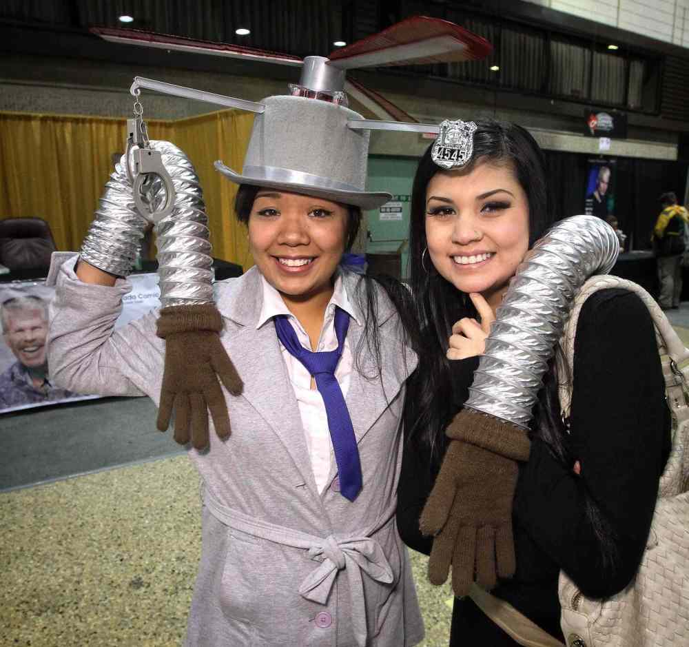 WINNIPEG FREE PRESS
Jennifer Chua (left), dressed as Inspector Gadget, poses with her friend Niki Fourre.