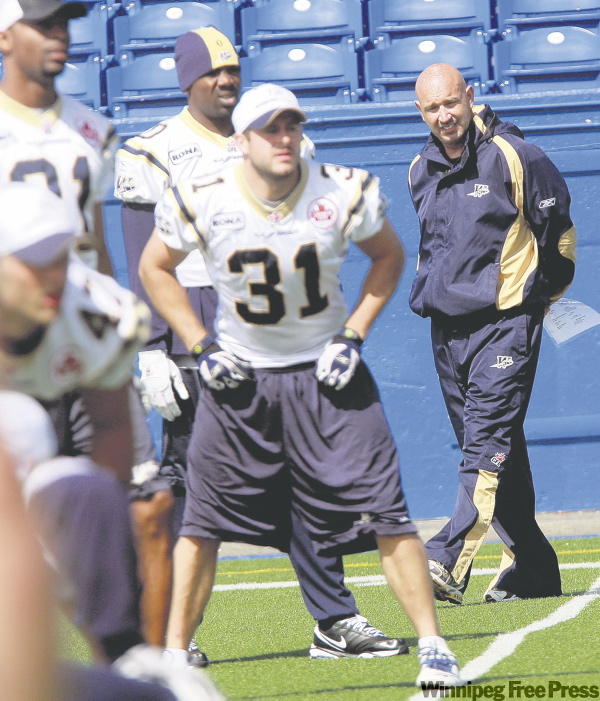 KEN GIGLIOTTI / WINNIPEG FREE PRESS
Blue Bombers head coach Mike Kelly (right) has been an extremely busy man since arriving in Winnipeg.