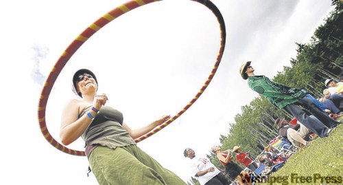 PHIL.HOSSACK@FREEPRESS.MB.CA
Melissa Proven and her hula hoop dance to the music.