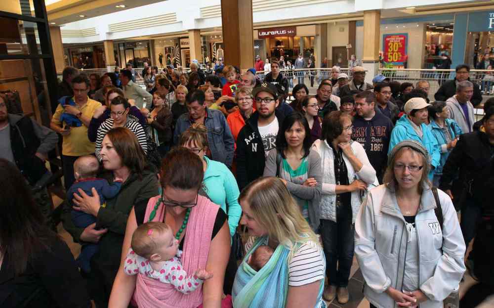 JOE BRYKSA / WINNIPEG FREE PRESS
Crowds line up for the new retailers just before Polo Park Shopping Centre opened their $49-million redevelopment.