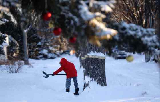 TREVOR HAGAN / WINNIPEG FREE PRESS filesA woman shovels snow from in front of her Fort Garry house after a heavy snowfall.