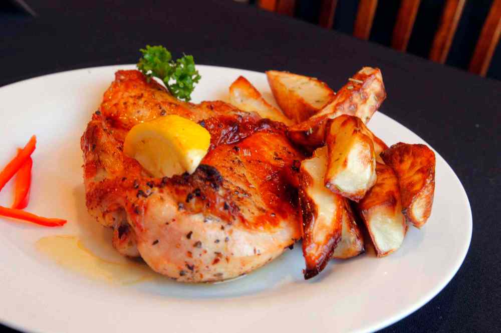 BORIS MINKEVICH / WINNIPEG FREE PRESS
Pollo deshuesado from Simon’s.