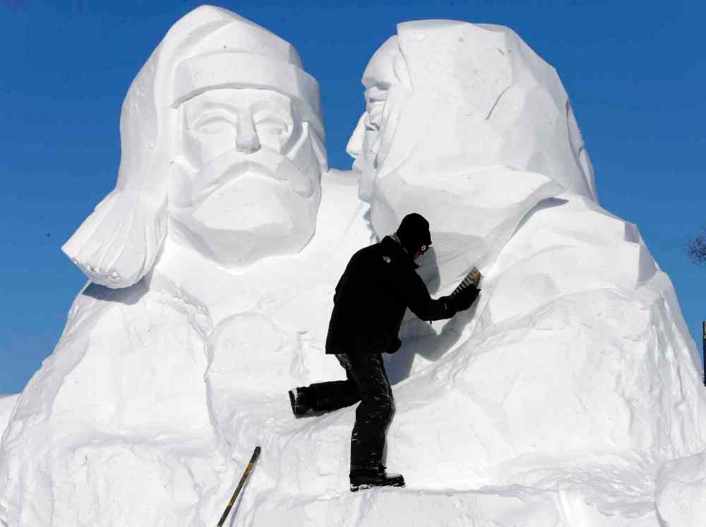 KEN GIGLIOTTI / WINNIPEG FREE PRESS
David MacNair works on Woven Together, his sculpture at the entrance to Festival Park celebrating the 45th annual Festival du Voyageur, which starts tonight.