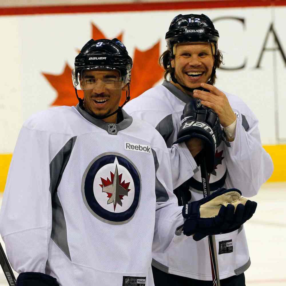 KEN GIGLIOTTI / WINNIPEG FREE PRESS
Evander Kane (left) and Olli Jokinen during a break during the game-day skate in preparation for Wednesday's game against Vancouver Canucks at the MTS Centre.