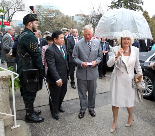 Phil Hossack / Winnipeg Free Press 
Prince Charles and his wife, the Duchess of Cornwall, are greeted by Lt.-Gov. Philip Lee at Government House on Tuesday.