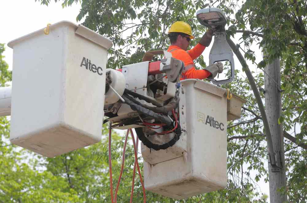 Hydro converting streetlights to new energy efficient LEDs Winnipeg Free Press