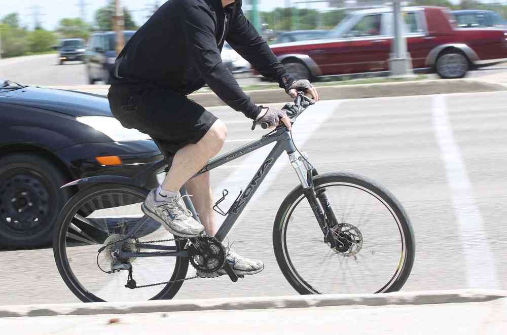 Joe Bryksa / Winnipeg Free Press
A Cyclist navigates through heavy traffic at Bishop Grandin Boulevard and Pembina Highway Thursday afternoon. On Monday, a cyclist died after being hit by a car on his way to the Winnipeg Blue Bombers game.