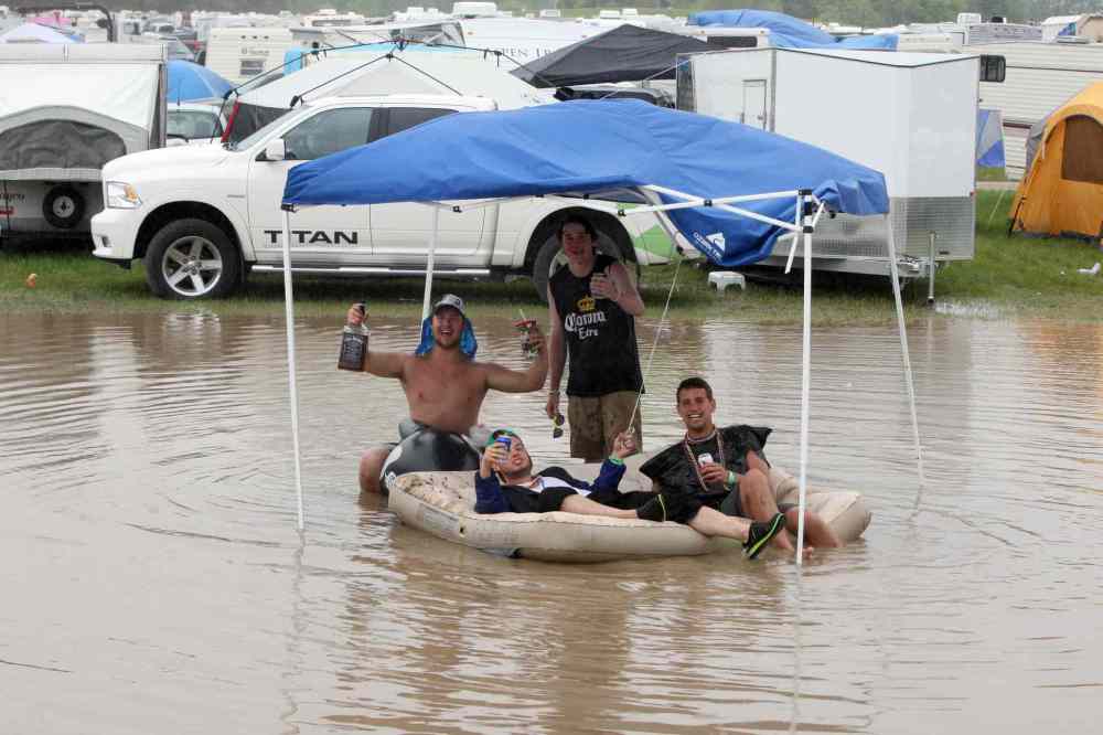 BORIS MINKEVICH / WINNIPEG FREE PRESS
Rain hits the festival Friday evening, but that couldn’t dampen the party atmosphere at the annual country-music event.
