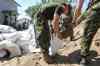 MIKE DEAL / WINNIPEG FREE PRESS
Soldiers from CFB Shilo help fortify Keven Van Camp’s home near St. François Xavier Sunday afternoon.