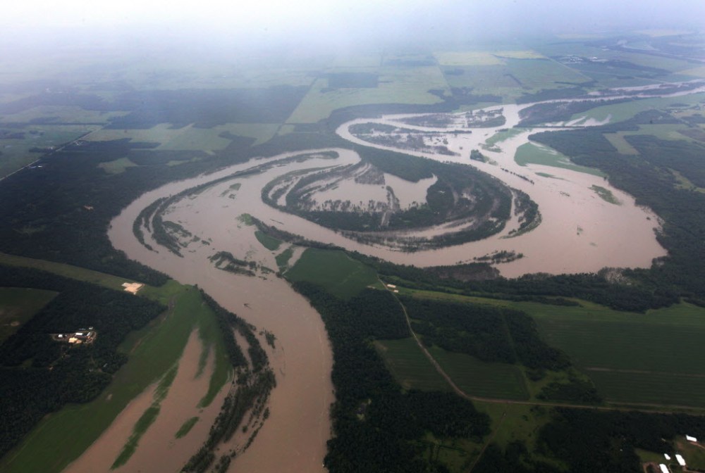 Ruth Bonneville / Winnipeg Free Press files 
The Assiniboine River overflows its banks, flooding roads and farm fields west of Portage la Prairie.