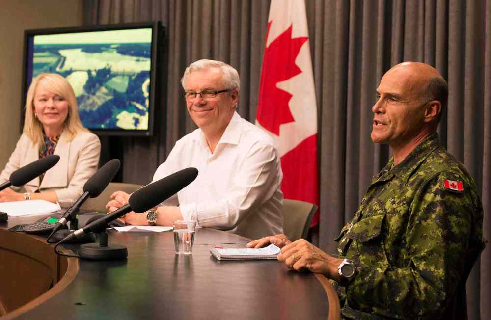 Sarah Taylor / Winnipeg Free Press
Premier Greg Selinger and MP Candace Bergen thank Brig.-Gen. Christian Juneau and the Canadian Forces for their assistance with the floods.