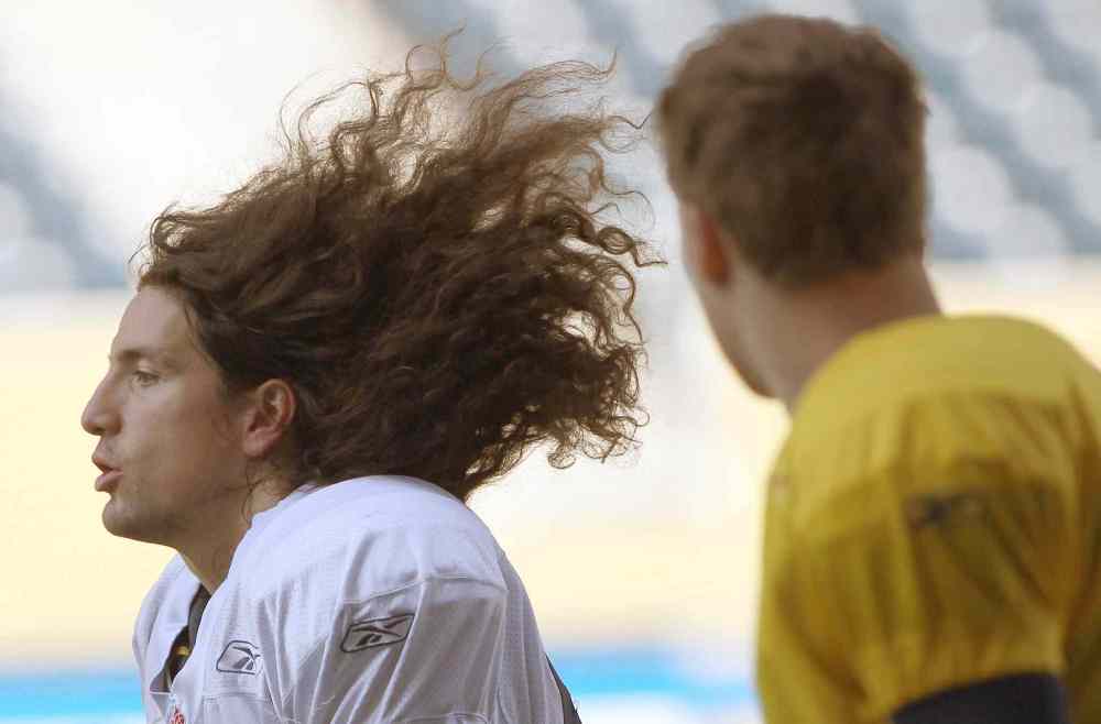 JOE BRYKSA / WINNIPEG FREE PRESS
Blue Bombers slotback Julian Feoli-Gudino has a hair-raising experience at practice Wednesday as he runs past QB Drew Willy.
