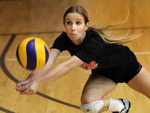 PHIL HOSSACK / WINNIPEG FREE PRESS
Libero Caleigh Dobie and her Manitoba teammates have been hard at work this week preparing for the 2014-15 season.