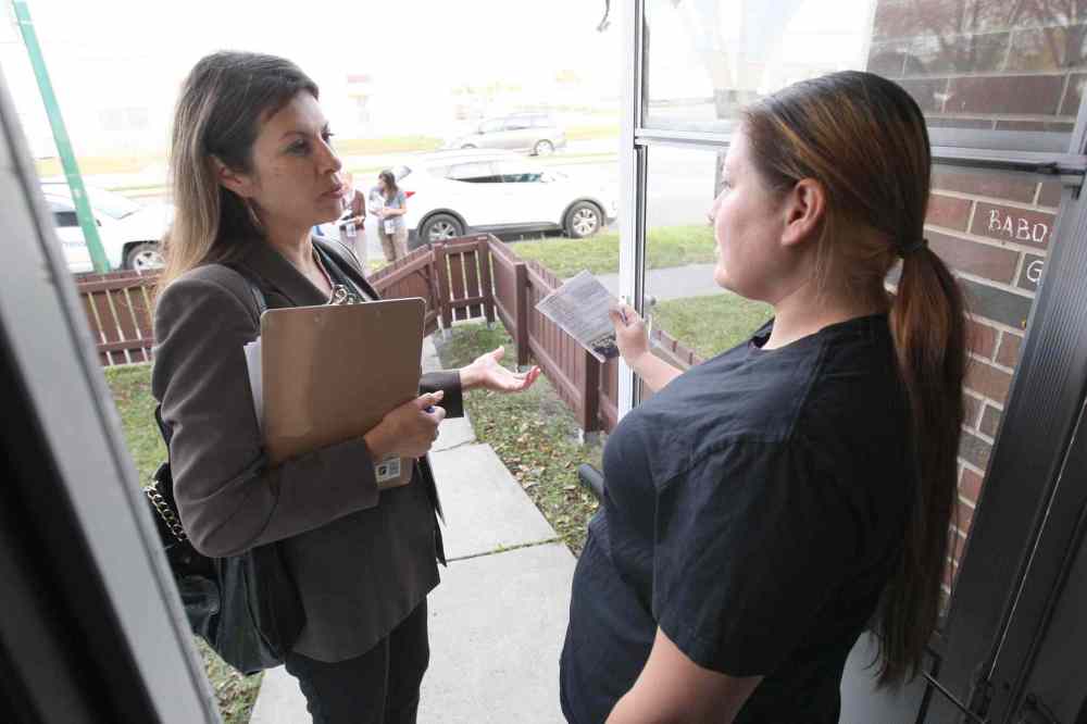 JOE BRYKSA / WINNIPEG FREE PRESS
Point Douglas council candidate Rebecca Chartrand talks to resident Kirstin Rominuk. Chartrand had encouraged other indigenous people to run for office, only to receive the same urging.