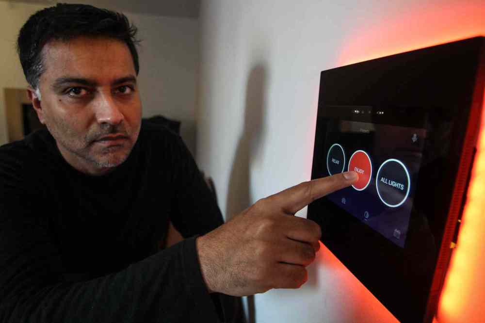MIKE DEAL / WINNIPEG FREE PRESS
Salman Qureshi of Umbrela Smart will be heading with his system to the Consumer Electronics Show soon.