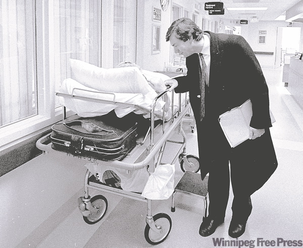 DAVE JOHNSON / WINNIPEG FREE PRESS ARCHIVES
Doer talks to a patient sitting in the hallway at Concordia Hospital in November 1989.