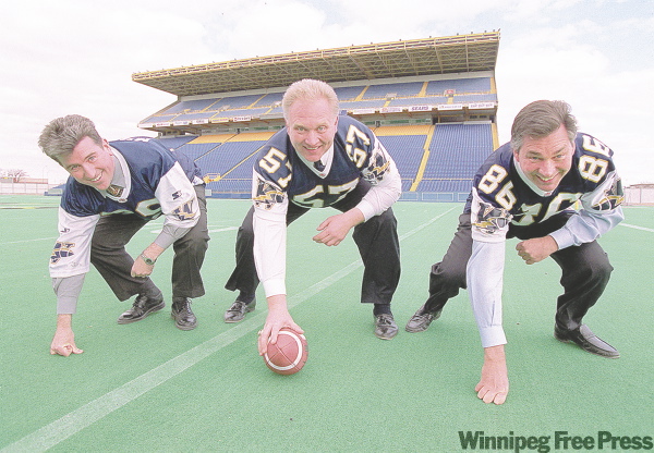KEN GIGLIOTTI / WINNIPEG FREE PRESS ARCHIVES
Ex-mayor Glen Murray, Lyle Bauer, Blue Bomber GM, and Premier Gary Doer worked out a funding restructing plan for the football club in 2000.