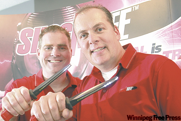 KEN GIGLIOTTI / WINNIPEG FREE PRESS
Inventor Jeff Quail (left) and partner Rory Bochinski display award-winning knife.