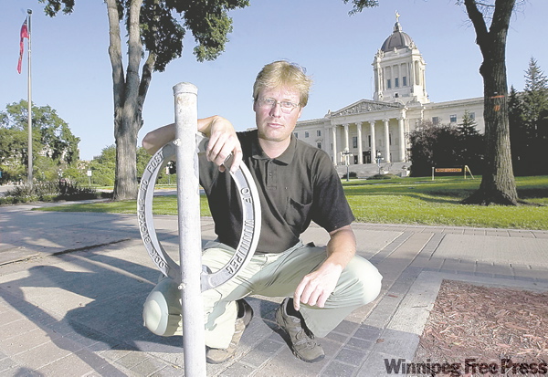 PHIL.HOSSACK@FREEPRESS.MB.CA
Mathias Kolczynski, a German tourist pedalling across the country, had his bike (below) stolen while on a tour of the Manitoba legislative building.