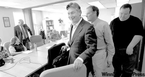 PHIL.HOSSACK@FREEPRESS.MB.CA
Premier Gary Doer and New Democratic Party executives meet Monday evening and decide to call a leadership convention for Saturday, Oct. 17.