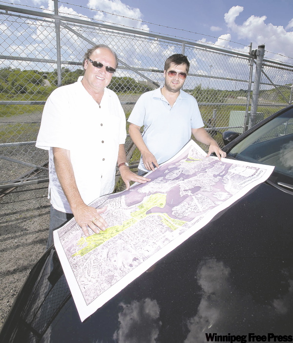 TOM THOMSON / WINNIPEG FREE PRESS
Engineer-turned-developer John Gale and his son Ryan have a map full of development plans for Kenora.