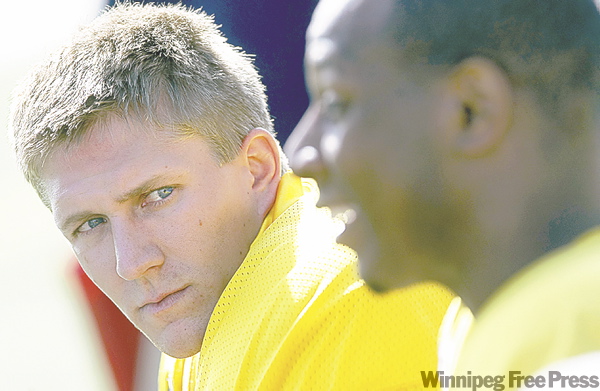 JOE.BRYKSA@FREEPRESS.MB.CA
New pivot Casey Bramlet (left) chats with starter Michael Bishop.