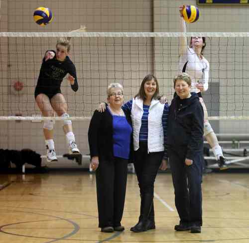 PHIL HOSSACK / WINNIPEG FREE PRESS files
Donna Dawson (from left in foreground), Joan Chaput and Sharon Martin were teammates on the trail-blazing 1970-71 national champions.