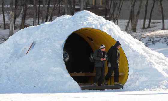 Mike Deal / Winnipeg Free PressPedestrians take advantage of a warming hut on the River Trail Sunday morning. The hut is called 