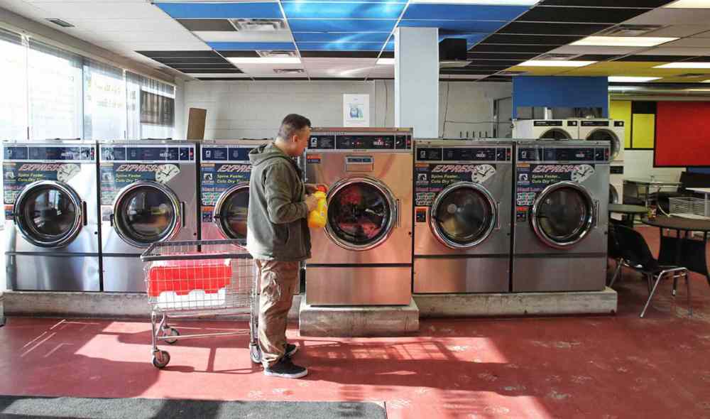 Mike Deal / Winnipeg Free Press
De Andrade says he's 'not really surprised by anything that goes on' in his laundromat anymore.