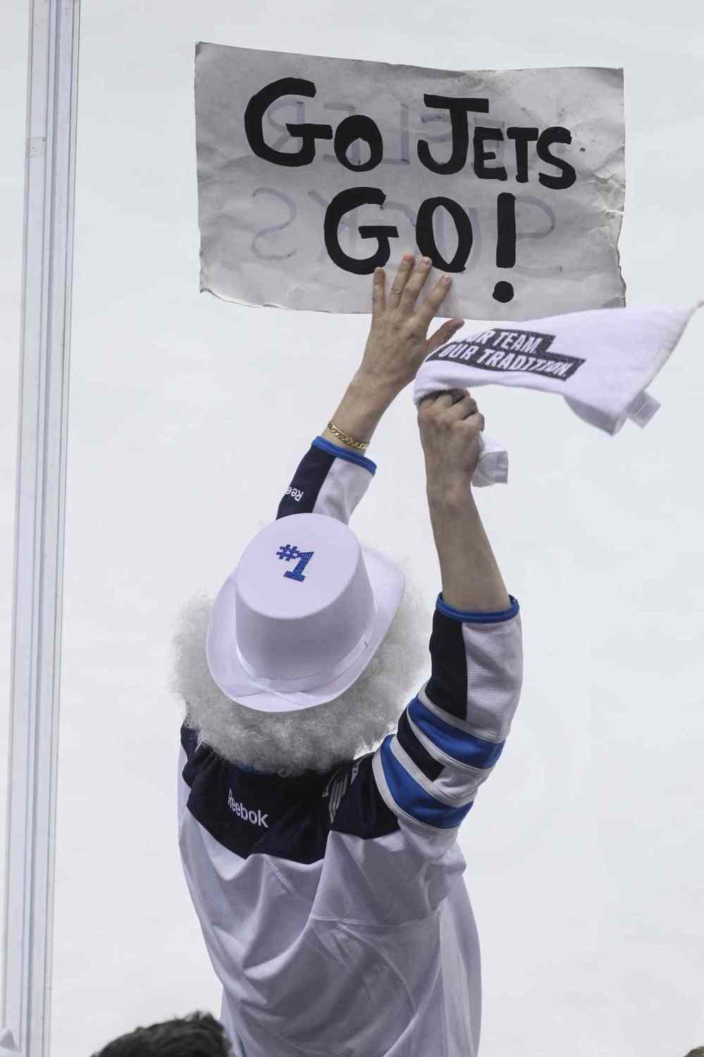 MIKE DEAL / WINNIPEG FREE PRESS
Fans Cheer in the third period in the third game of the Stanley Cup playoff series between the Winnipeg Jets and the Anaheim Ducks at MTS Centre in Winnipeg last Monday.