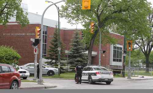 MIKE DEAL / WINNIPEG FREE PRESS FILES
Winnipeg police at the scene of a fatal stabbing outside Kelvin High School on Tuesday.