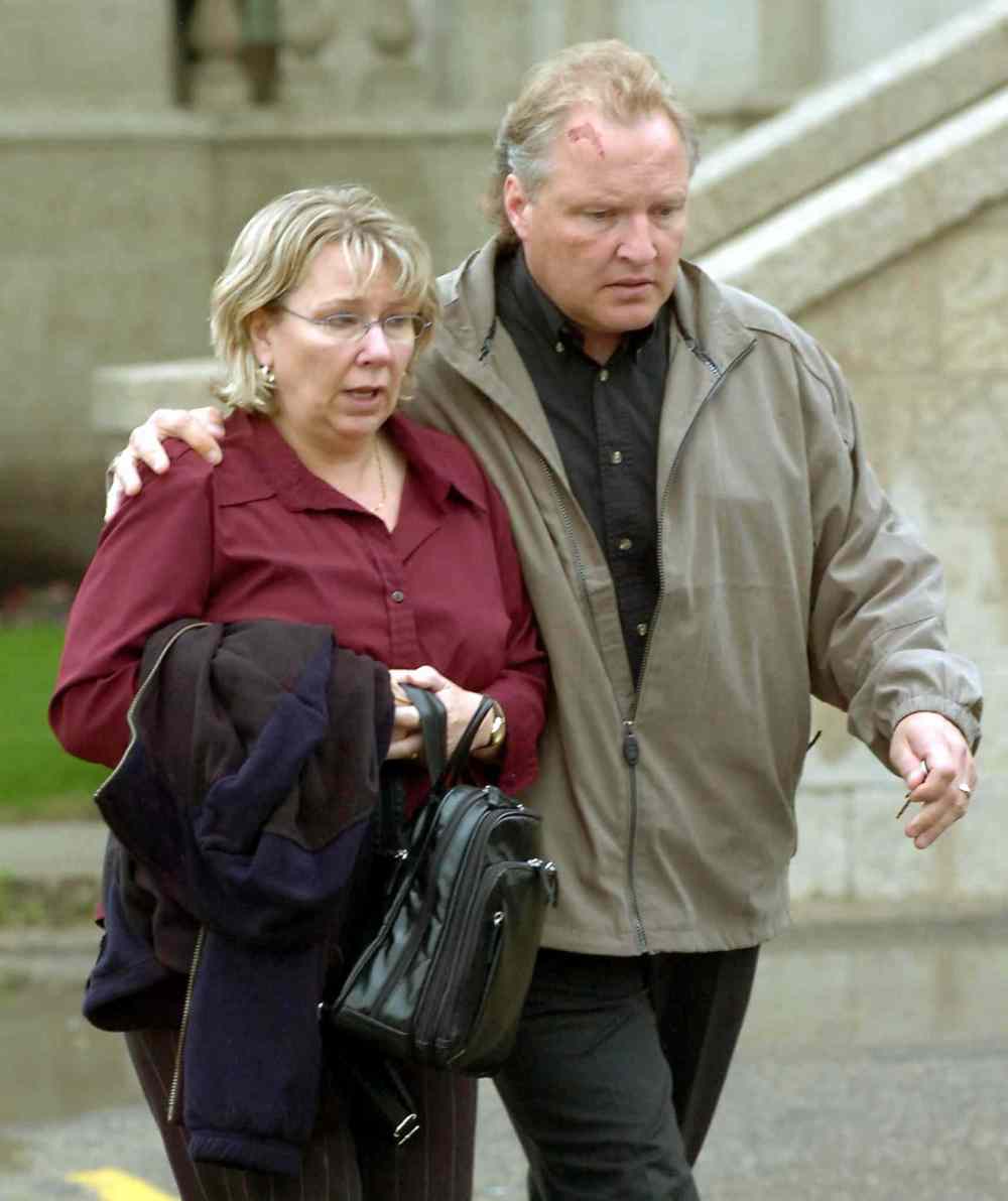 Bruce Bumstead / Brandon Sun Files
Debbie and Darcy Chorney leave the Brandon Court House during a recess in the murder trial of Michael Bridges in 2005.