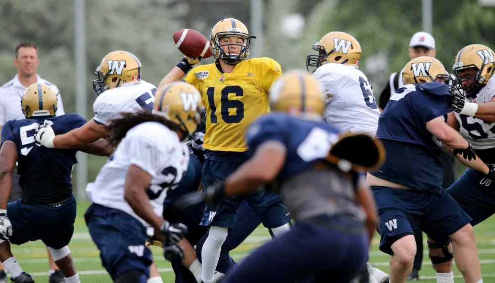 Trevor Hagan / Winnipeg Free Press
Winnipeg Blue Bombers' quarterback Robert Marve (16) looks to pass, during practice at the University of Manitoba, Saturday, June 13, 2015.